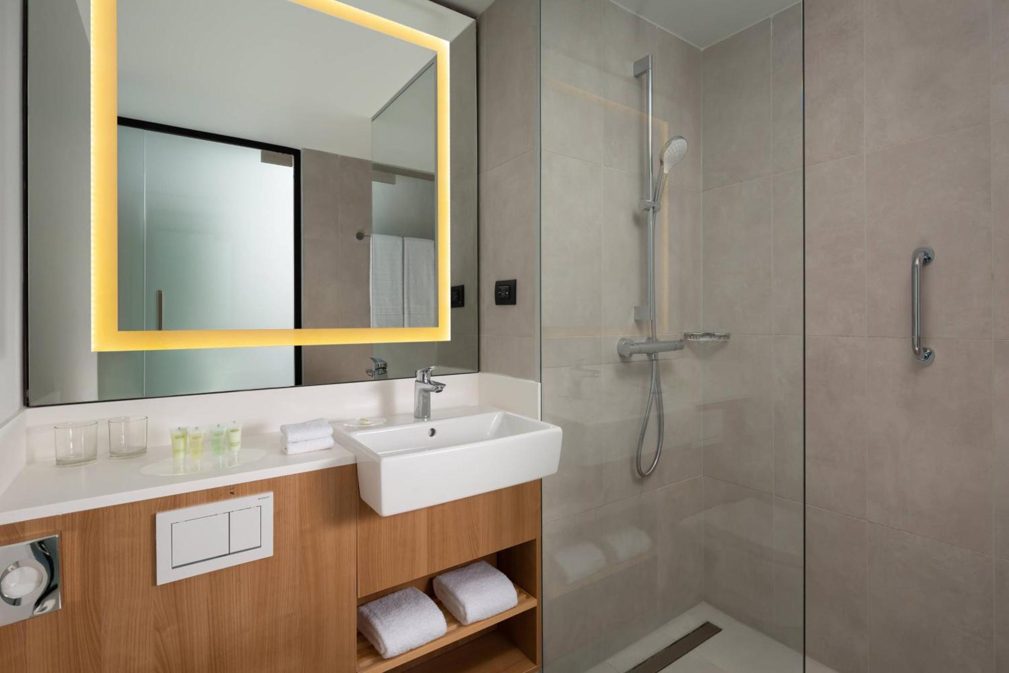 Courtyard By Marriott Bucharest Floreasca Экстерьер фото