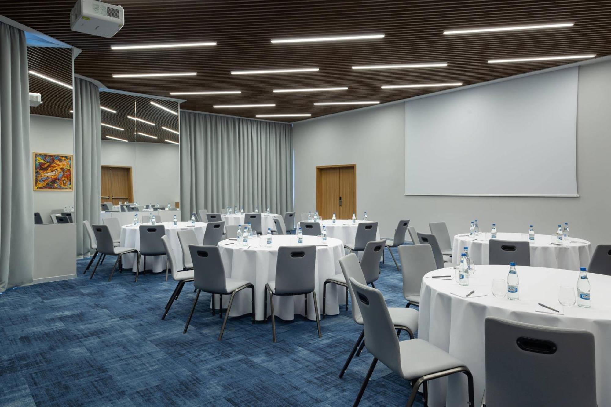 Courtyard By Marriott Bucharest Floreasca Экстерьер фото